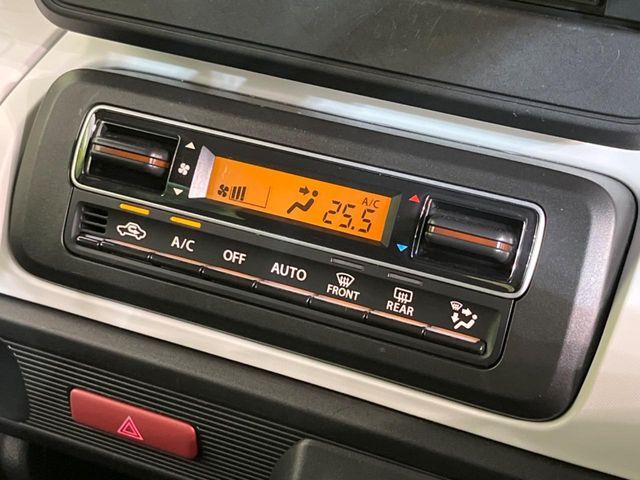 【オートエアコン】一度お好みの温度に設定すれば、車内の温度を検知し風量や温度を自動で調整。暑い…寒い…と何度もスイッチ操作をする必要はありません。快適な車内空間には必須の機能ですね♪