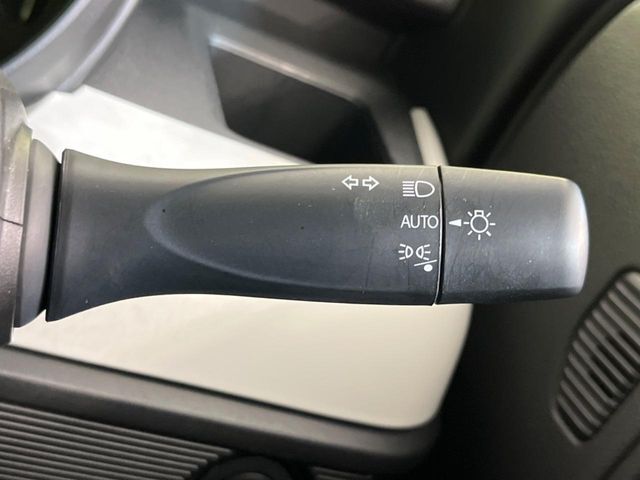 【オートライト】周りの明るさに応じて自動でヘッドライトの点灯・消灯ができる機能です！ライトの付け忘れ・消し忘れなどが無くなり、雨の日や夕方の走行も安心！トンネル通過時も便利ですね♪