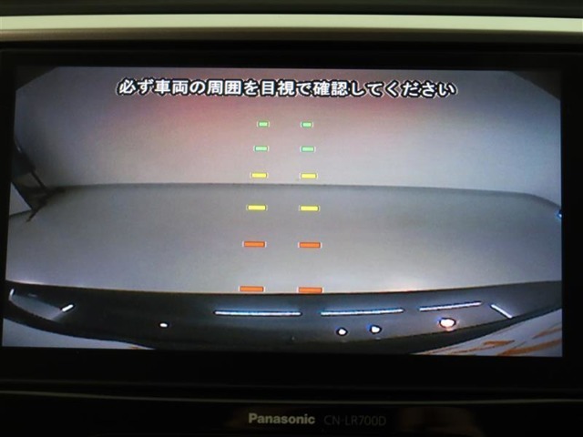 バックモニターで、後方を確認しながら安心して駐車することができます。運転初心者も熟練者も必須の機能ですよ！
