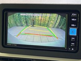 【バックカメラ】駐車時に後方がリアルタイム映像で確認できます。大型商業施設や立体駐車場での駐車時や、夜間のバック時に大活躍！運転スキルに関わらず、今や必須となった装備のひとつです！