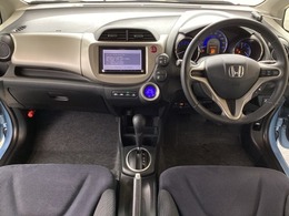 車内は光触媒抗菌消臭施工済です。インパネ周りはスタイリッシュなデザインです。グローブボックスやカップホルダーのほかにトレーなどたくさんの収納スペースが付いています。