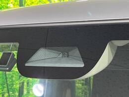 【ホンダセンシング】走行中に前方の車両等を認識し、衝突しそうな時は警報とブレーキで衝突回避と被害軽減をアシスト。より安全にドライブをお楽しみいただけます。