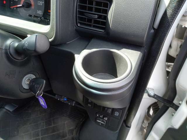 運転席用に便利なドリンクホリダー装備されております！