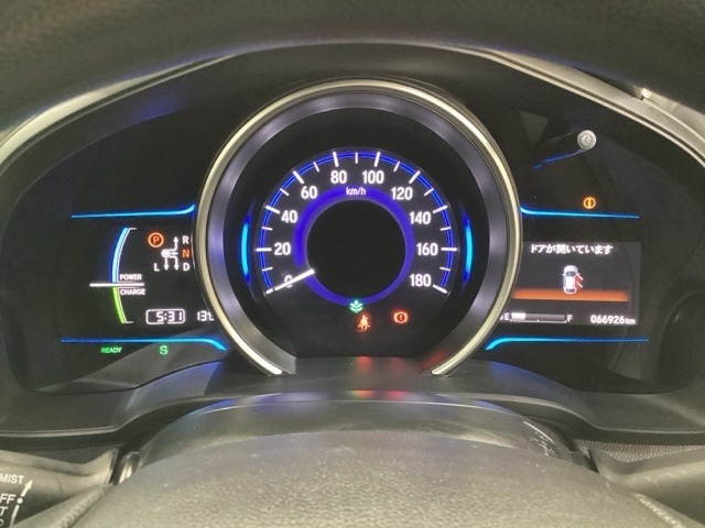 メーター表示がとても見やすい位置で運転のサポートをしてくれます！