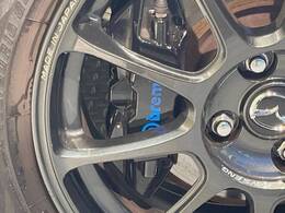 【ブレンボ製キャリパー】ハイパワー車両には強力なブレーキが必須！世界のスーパーカーにも採用されるイタリアの高級メーカー「ブレンボ」を装着！色鮮やかなキャリパーがスポーティな印象を引き立てます♪