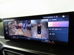 リアビューカメラ。全周囲カメラと相まってガイドラインとパークディスタンスコントロールで安全に車庫入れ可能。