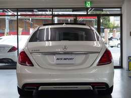 ブラックハイグロスポプラウッドパネルの組み合わせ！！　出力455PS（カタログ値）のハイパワーを発揮する新開発4.7L V型8気筒直噴ツインターボBlueDIRECTエンジンと