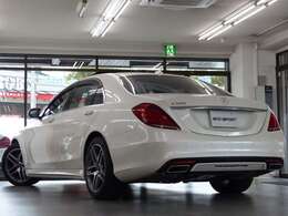 禁煙車　取説・記録簿付き　もちろん修復歴御座いません！！　外装色は綺麗なダイヤモンドホワイト！！　AMGスポーツパッケージならではのAMGスタイリングフロントスポイラー・サイド＆リアスカート・