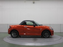 サスペンションのスプリングレートを最適化し、専用のショックアブソーバーと組み合わせることで、「しなやかな動きと接地感のあるフラットな乗り味」を追求しました。