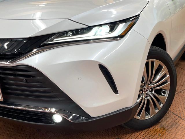 【LEDヘッドライト】悪天候や夜間走行時も良好な視界を確保し安心して運転できる高輝度LEDヘッドライトを装備！点灯速度が早く、消費電力も抑えられています。