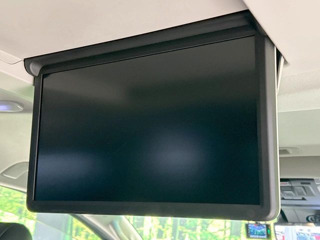 【フリップダウンモニター】大画面モニターで後席でもエンタメをお楽しみいただけます。小さなお子様にも大人気の装備です♪