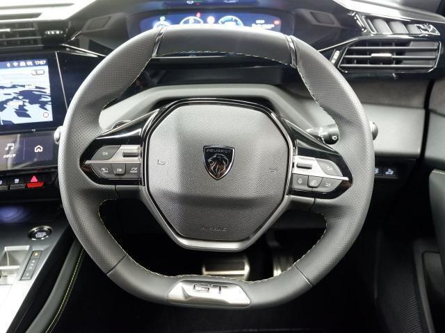 小径でスポーツカーを思わせるスポーティなステアリングホイール。