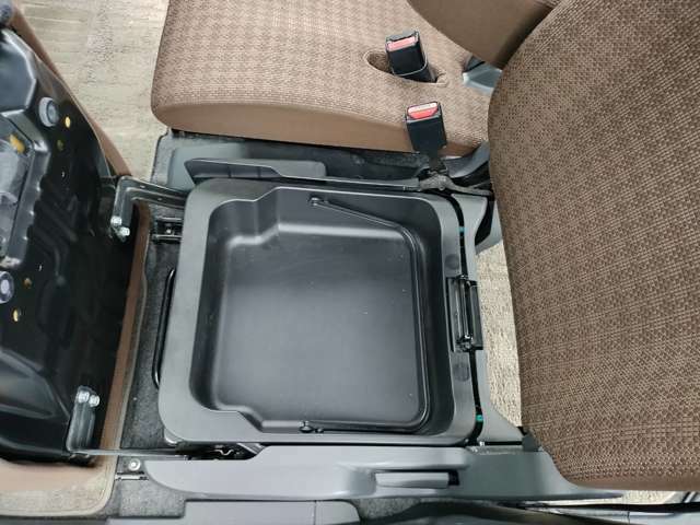 助手席シートの座面を引き上げると、広いBOXが装備されています☆
