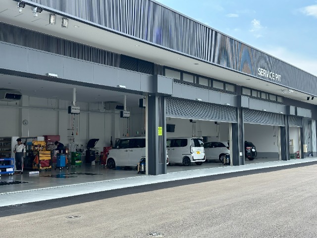 納車スペースも御座います。万が一、ご納車の際に天候が悪くても雨等しのげるようになっております。