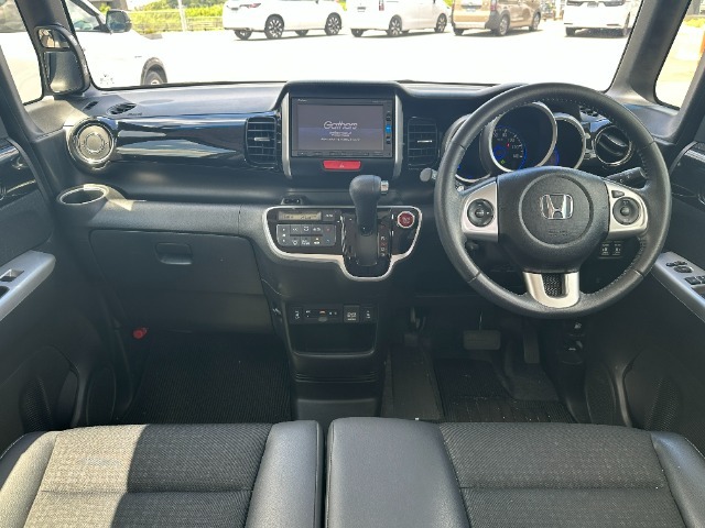 当社の中古車は、フロアマット付きで販売しておりません。予めご了承下さい。中古車という特性上匂いや見栄えなどの状態が左右される為です。純正マット、車種専用社外品マットをご購入いただけます。