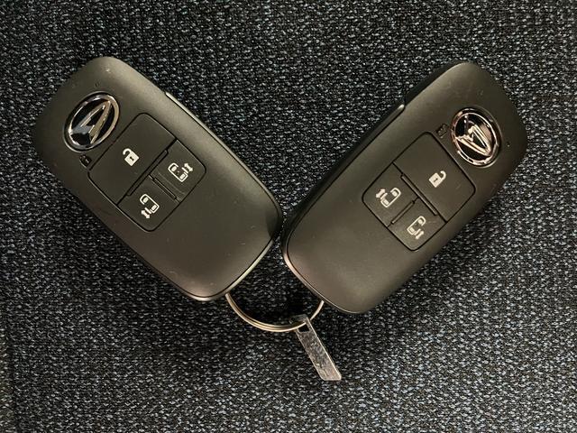 電子カードキーを携帯していれば、ドアハンドルやバックドアのリクエストスイッチを押すだけでドアの施錠・解錠が出来ます♪もちろん　遠隔操作も可能です！盗難防止のイモビライザー機能装備ですよ　☆