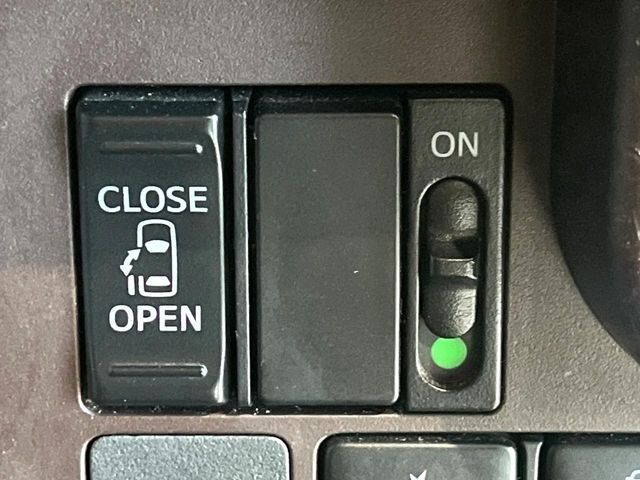 【パワースライドドア】スマートキーや運転席のスイッチでスライドドアの開閉が可能♪電動だから力を入れてドアを開ける必要が無く、小さいお子様でも、重い荷物を持っている時もラクに開け閉めできます♪