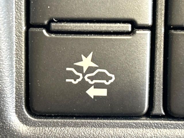 【プリクラッシュセーフティ】前方の車両等を検知し、衝突しそうな時は警報で注意を促し、ブレーキを踏む力をサポート。ブレーキを踏めなかった場合は衝突被害軽減ブレーキが作動、衝突回避をサポートします。