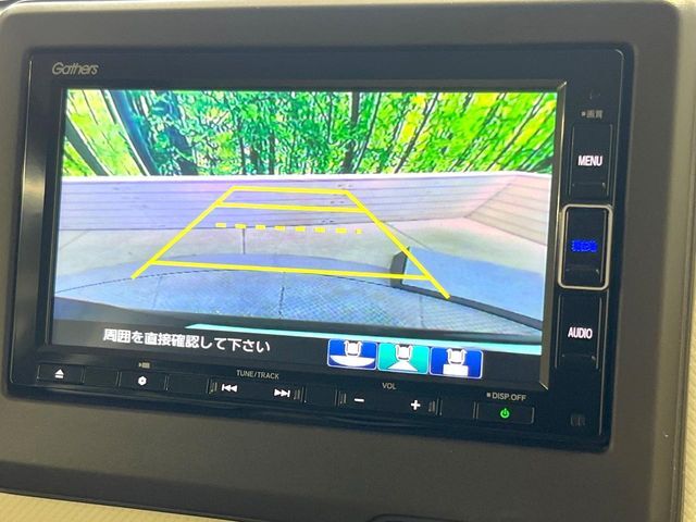 【バックカメラ】駐車時に後方がリアルタイム映像で確認できます。大型商業施設や立体駐車場での駐車時や、夜間のバック時に大活躍！運転スキルに関わらず、今や必須となった装備のひとつです！