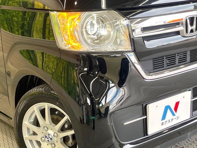 【LEDヘッドライト】悪天候や夜間走行時も良好な視界を確保し安心して運転できる高輝度LEDヘッドライトを装備！点灯速度が早く、消費電力も抑えられています。