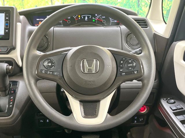 インテリアに合わせたデザインのステアリングは、運転される方のことも考え、運転しやすい形状、大きさです。是非一度、実際に触ってお確かめください。