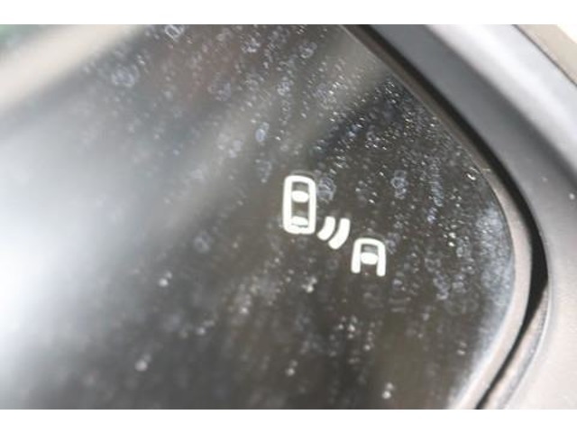 BSM（ブラインドスポットモニター）を装備。　隣の車線を走る車両が死角エリアに入ると、ドアミラーのインジケーターが光ってお知らせ！
