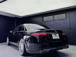 エアサスペンション搭載により、路面の凹凸をしなやかに吸収し、快適かつ安定した乗り心地を実現。四輪駆動4MATICがどんな路面でも安定した走行をサポートします。