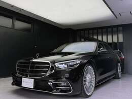 大径22インチ鍛造ホイールにローダウンでスタイリッシュかつ迫力ある外観に。上質なスポーティカスタムで他と差をつける一台。