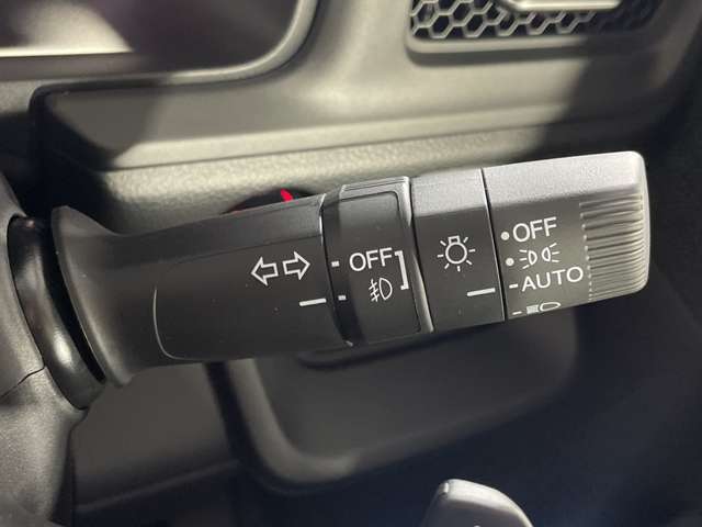 【オートライト（AUTO）】外の明るさをシステムが感知して、自動でヘッドライトが点灯します！ヘッドライトをつけ忘れを防ぐ便利機能です。