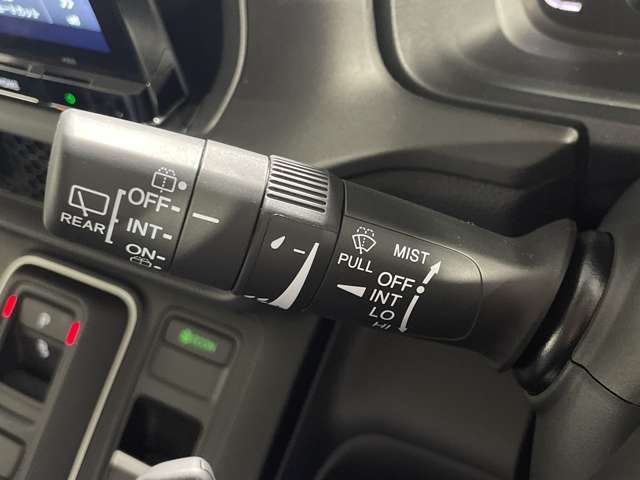 【オートワイパー（AUTO）】雨が降り出した時に、雨滴検出用センサー（レインセンサー）が雨滴を感知すると、自動でワイパーが動作します。