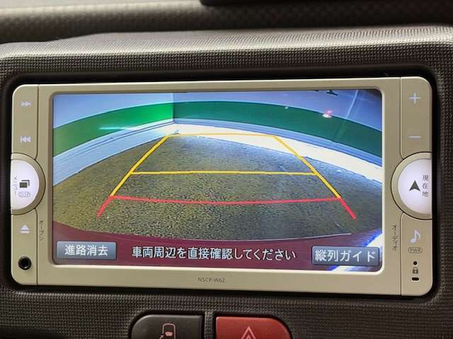 バックカメラがついて後方確認が簡単にできます！苦手としている車庫入れ等も安心して出来ますね！凄く需要の高い装備ですので、最初から付いていれば言う事なしですよね！？