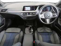 ◆インスツルメントパネルやインテリアトリムなどは、調和しなが洗練された室内を作り上げ、スイッチ類によって、優れた操作性をも実現。ドライバーの視線や動線を考え、人間工学に基づきデザインされています◆