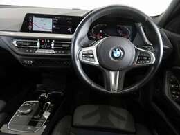 ◆インスツルメントパネルやインテリアトリムなどは、調和しなが洗練された室内を作り上げ、スイッチ類によって、優れた操作性をも実現。ドライバーの視線や動線を考え、人間工学に基づきデザインされています◆