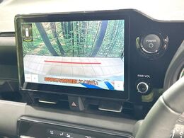 【バックカメラ】駐車時に後方がリアルタイム映像で確認できます。大型商業施設や立体駐車場での駐車時や、夜間のバック時に大活躍！運転スキルに関わらず、今や必須となった装備のひとつです！
