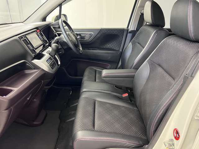 【ベンチシート】運転席と助手席の間にカバンを置いたり、肘掛けをおろしたり様々なシーンに合わせてお使いいただけます♪