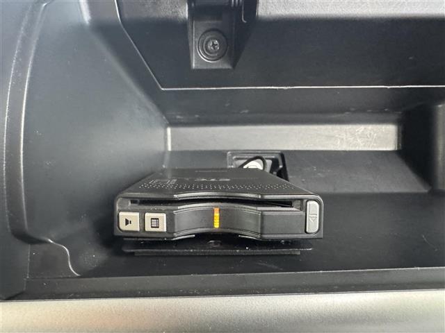 【ETC】有料道路を利用する際に料金所で停止することなく通過できる、ETC車載器（ノンストップ自動料金収受システム機器）が装備されています。セットアップを行うことで利用可能になります。