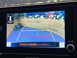 【バックカメラ】駐車時に後方がリアルタイム映像で確認できます。大型商業施設や立体駐車場での駐車時や、夜間のバック時に大活躍！運転スキルに関わらず、今や必須となった装備のひとつです！