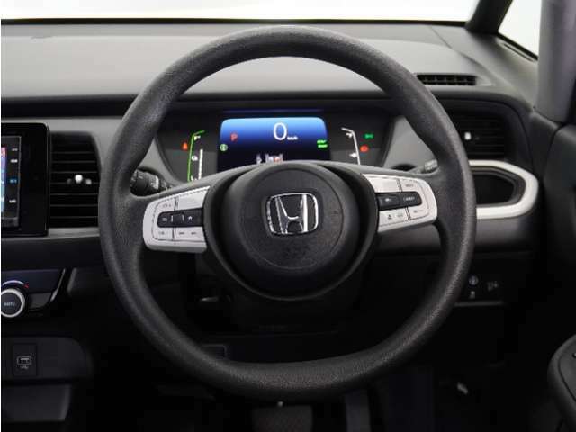 【Honda SENSING】 カメラ等装置で精度の高い検知能力を発揮、安全運転を支援します。ステアリング上のコントローラーに注目！