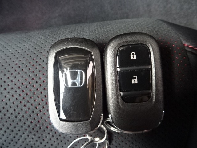 スマートキー付！キーを取り出さなくてもドアロックの施錠・開錠、エンジンの始動が出来ます！雨の日や荷物の多い日にとても便利ですね♪