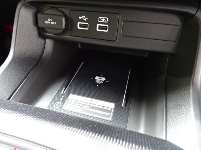 置くだけでワイヤレスで充電可能です。