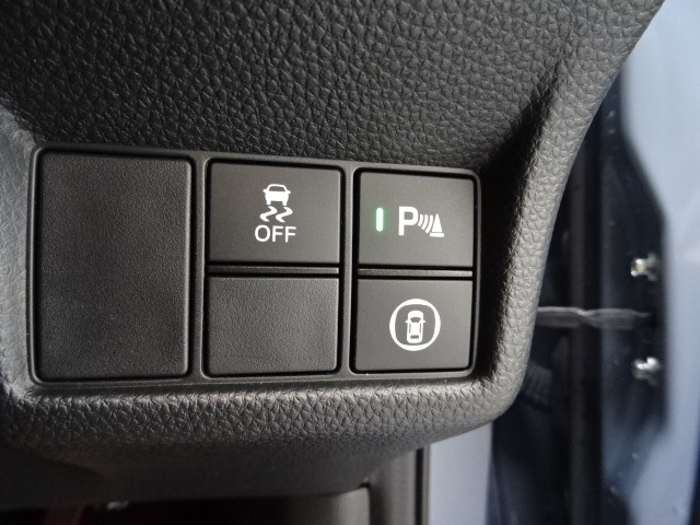 パーキングセンサーや横滑りを防ぐVSA等のスイッチ類は運転席の右側、手の届きやすい位置にあります。