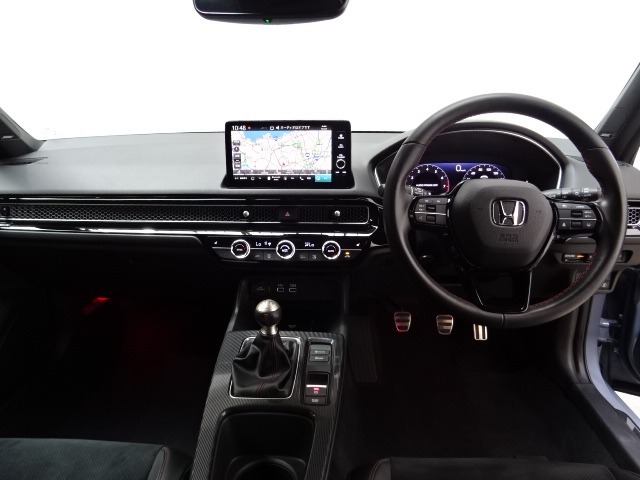 ドライバーを包み込むように、ディスプレーやスイッチ、コンソールを配置。座った瞬間から運転への期待が！空間そのものの心地よさにこだわっています。