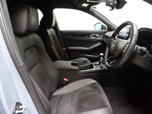 すわり心地の良い運転席・助手席です。長時間のドライブの疲れ軽減に貢献します。どうぞ快適なドライブを♪