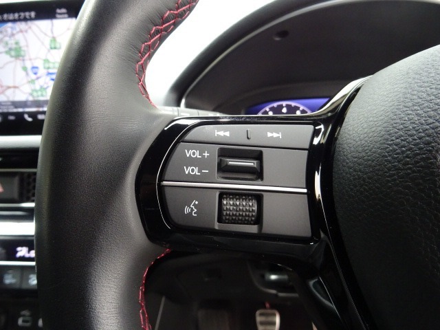 ハンドルにオーディオの操作スイッチが装備されています！視線を前方から外さずハンドルから手を離さずに操作できるのでとっても安全ですね♪