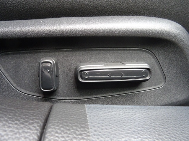 フロントシートには電動パワーシートを採用★ポジションを快適な位置に調整できます。