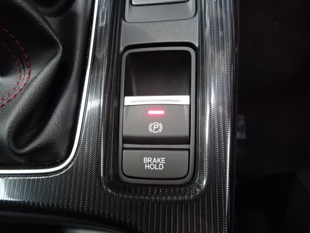スイッチを引くだけで、パーキングブレーキが作動します♪