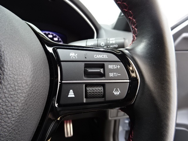 Hondaセンシングの機能のひとつ、アダプティブクルーズコントロール付！アクセルから足を離しても設定したスピードと前車との車間を保ち走行してくれます！車線維持もアシスト☆高速道路で疲労軽減ですね☆