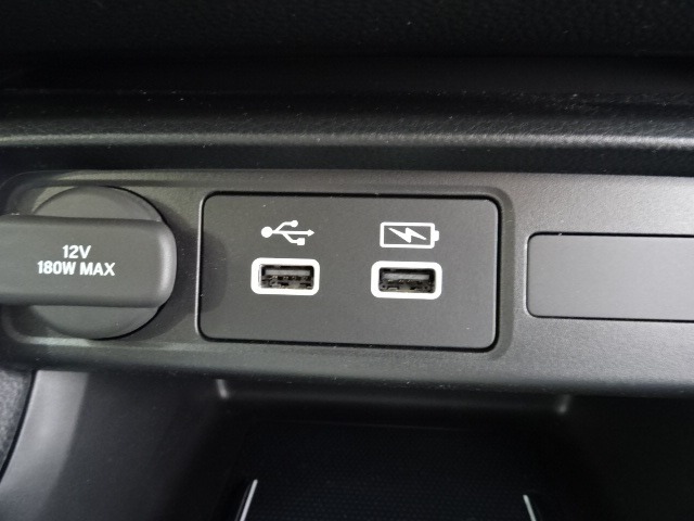 便利な充電用USBジャックも付いています☆周辺機器の充電にご利用頂けます☆