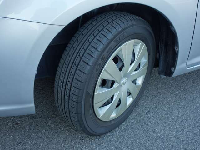 タイヤの溝も5分山ほど残ってます！中古車はタイヤの溝も見逃せません！サイズは175/65R15です。
