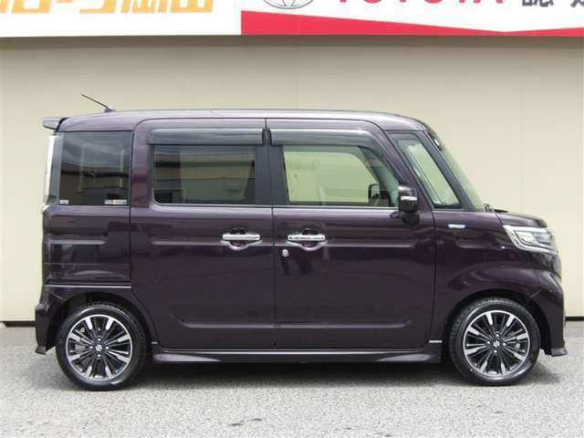 両側パワースライドドア付きだから、狭い駐車スペースなどでの 乗り降りラクラク！小さなお子さまのいるご家庭には嬉しい装備。